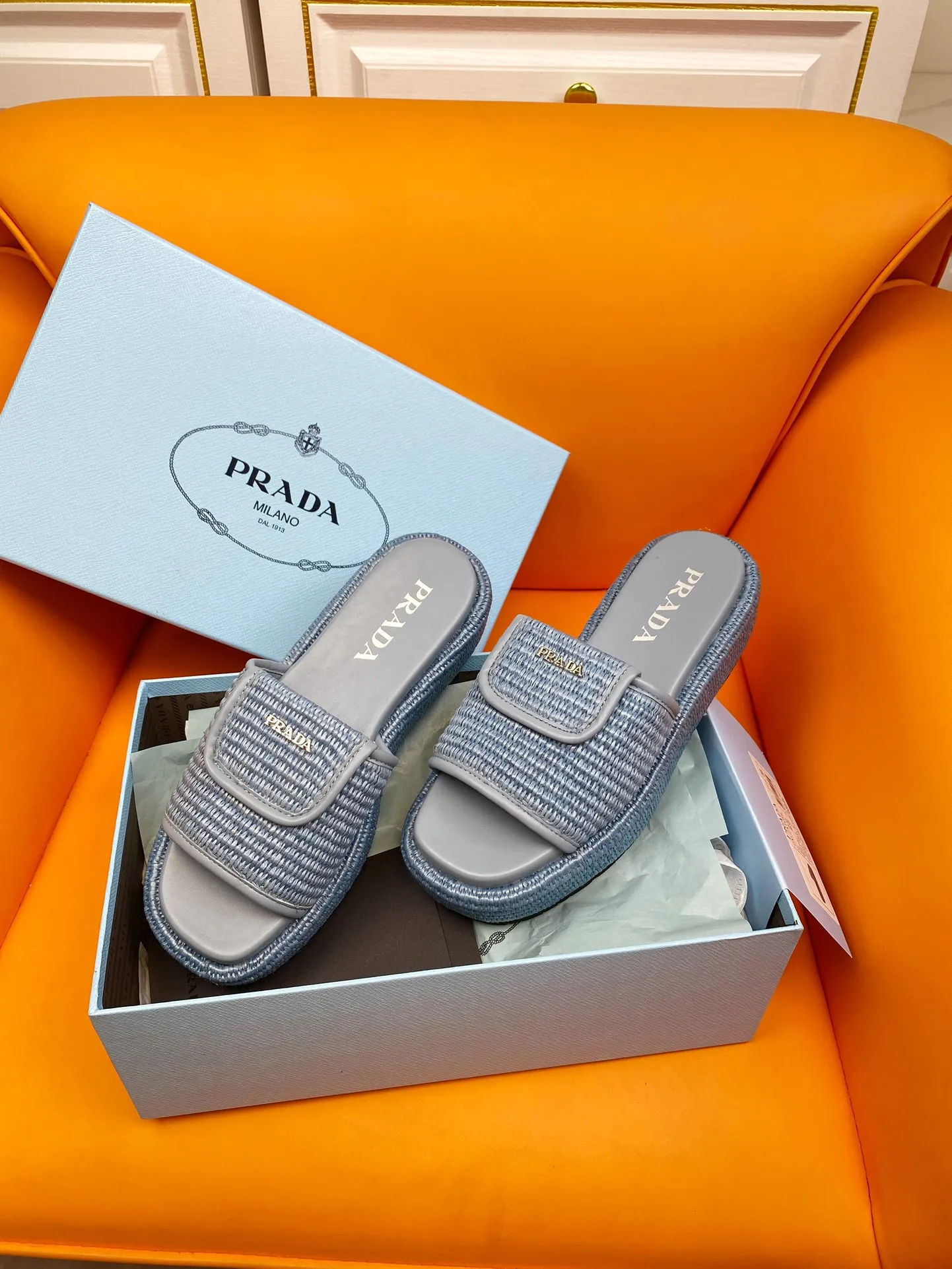 👟👟Ex-factory price 520👟👟 PRADA 2024ss raffia woven slippers This year's popular straw series, lazy people's must-have slippers are so good-looking on the feet. The whole pair of shoes is light, comfortable and bright colors meet the various choices of fashionable people of different styles! Original custom-made raffia Sheepskin lining 1:1 open mold outsole Size number: 35-39 (40 customizations are not returnable)